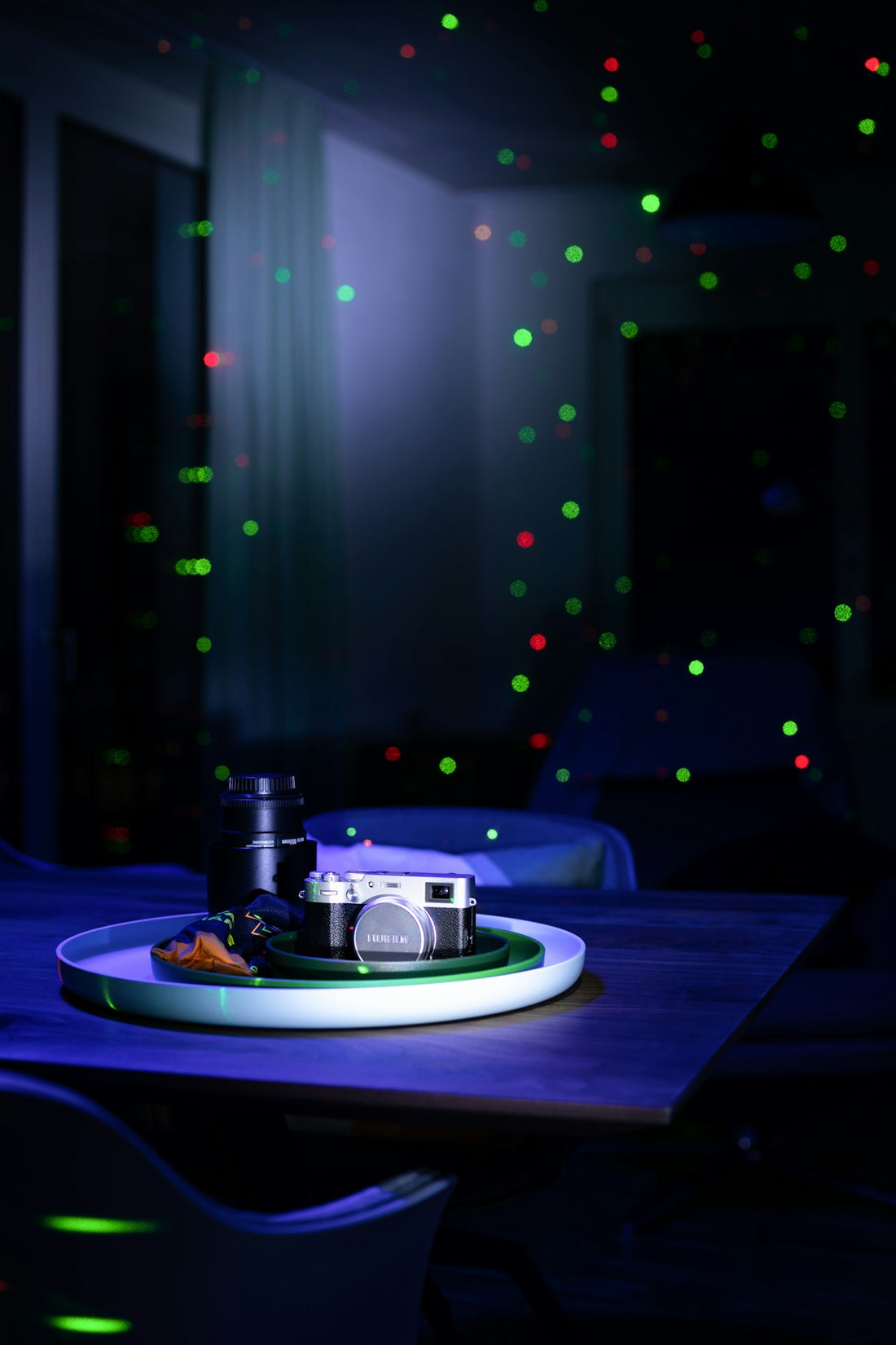 a camera sitting on top of a plate on a table